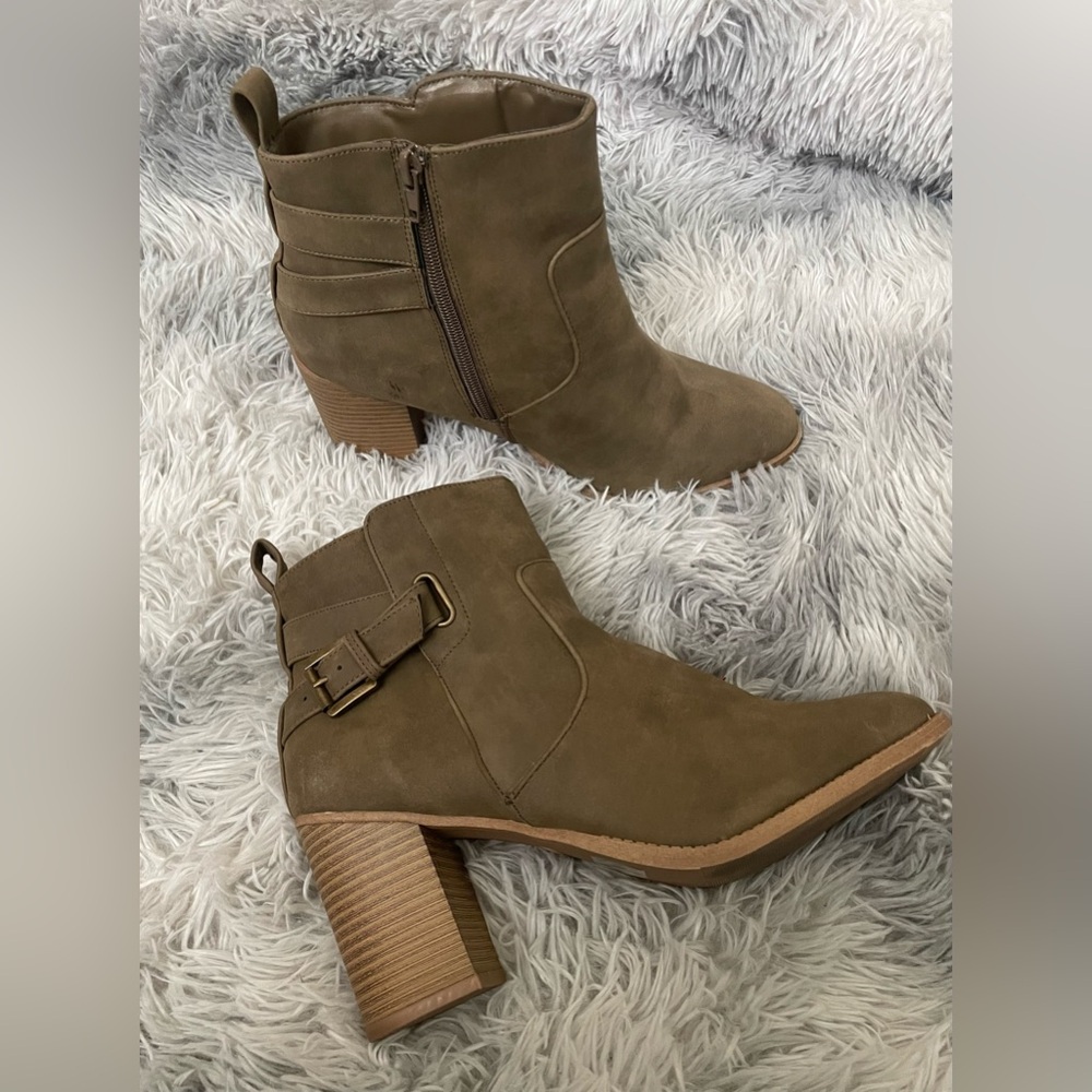 Womens Shoes Tan Suede Boots size 10 block heel Charlotte Ruse
